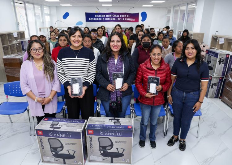 Entrega Lupita Cuautle equipamento a los 12 CAIC de San Andrés Cholula