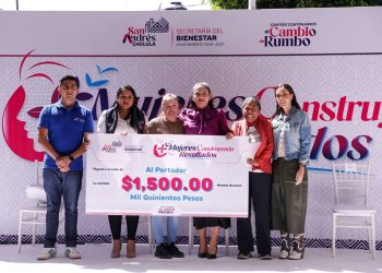 Lupita Cuautle entrega apoyos económicos del programa Mujeres Construyendo Resultados