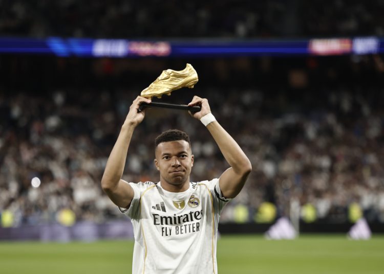Mbappé ofrece Bota de Oro a afición en el Santiago Bernabéu