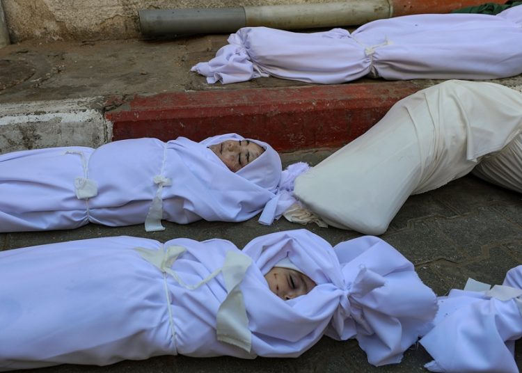 Niños palestinos yacen muertos en el Día Mundial de la Infancia