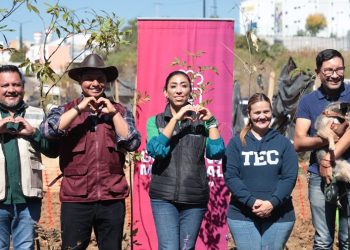 Norma Pimentel realiza jornada de reforestación en San Lorenzo Almecatla