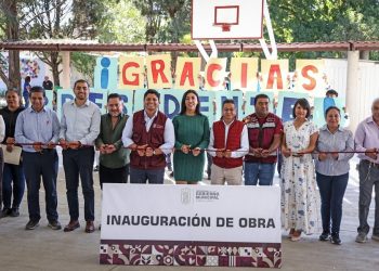 Omar Muñoz entrega arco techo del Bachillerato Octavio Paz