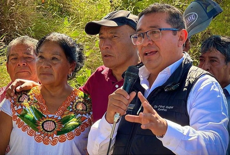 Pável Gaspar supervisa trabajos de programa Obra Comunitaria en Acatlán de Osorio