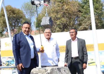 Líder nacional del SNTE coloca primera piedra de escuela de natación de la Sección 51