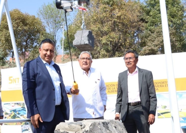 Líder nacional del SNTE coloca primera piedra de escuela de natación de la Sección 51