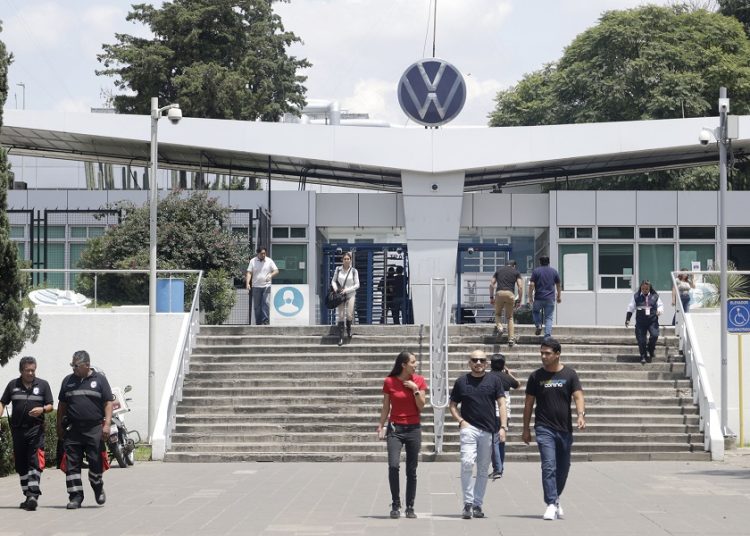 Gobierno plantea mediación ante posible despido de mil trabajadores en VW