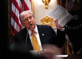 Trump asegura que estadounidenses recibirán bono de 2 mil dólares por aranceles