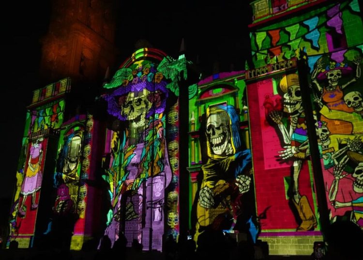 Poblanos y visitantes disfrutan del videomapping conmemorativo del Día de Muertos