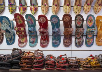 Prada lanzará sandalias tradicionales indias