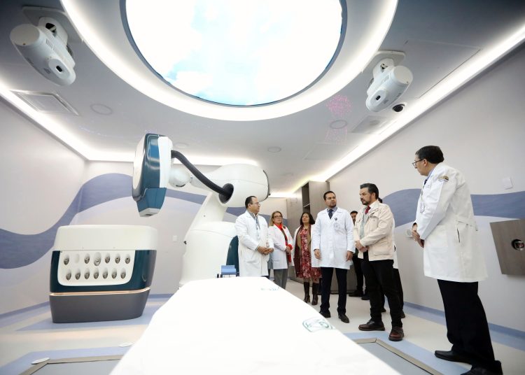 Zoé Robledo inaugura tecnología Cyberknife del IMSS