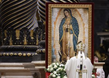 Sheinbaum invita al papa León XIV a visitar México