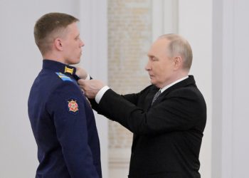 Putin condecora a militares por guerra en Ucrania