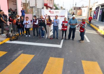 Tonantzin Fernández mejora calles en Santa Bárbara Almoloya y San Juan Tlautla