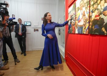 Machado inaugura muestra en el Centro Nobel y destaca a una generación “valiente”