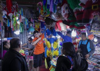 El alza de precios golpea al arte de las piñatas navideñas en México