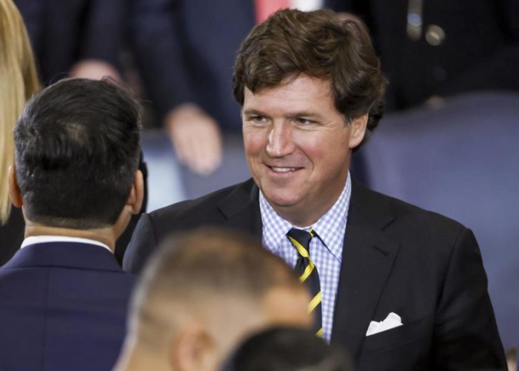 Tucker Carlson asegura que Trump anunciará guerra con Venezuela