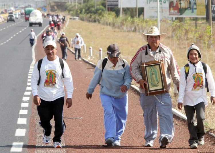 Conductor arrolla a peregrinos en el norte de México; hay ocho heridos