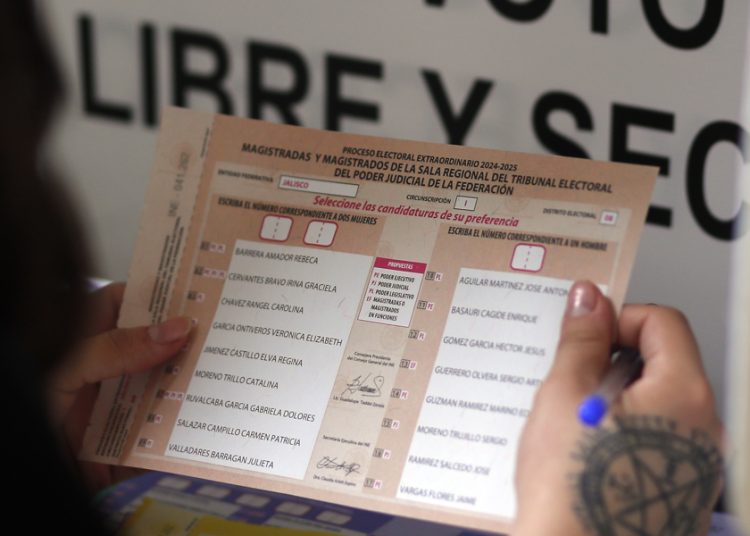 Oposición en México reúne más de 130 mil firmas por reforma electoral