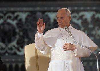 El papa critica que los poderosos que no oyen a los pobres