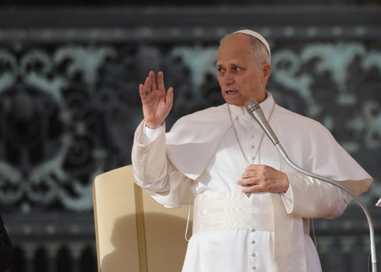 El papa critica que los poderosos que no oyen a los pobres