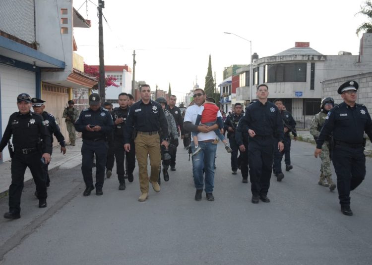 Recorre Félix Pallares calles de la colonia Universidades para reforzar seguridad