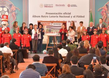 Presentan Gobiernos Federal y de la Ciudad de México Álbum Retro Lotería Nacional y el Fútbol