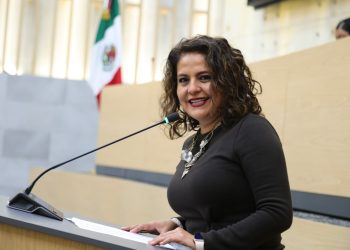Azucena Rosas propone estacionamientos gratuitos