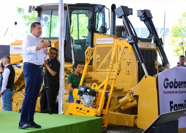 Gobierno estatal transforma los 217 municipios con módulos de maquinaria