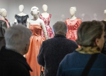 Museo Balenciaga rinde homenaje al trabajo de las mujeres