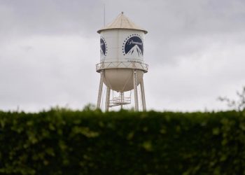 Paramount denuncia favoritismo hacia Netflix en subasta de Warner Bros.