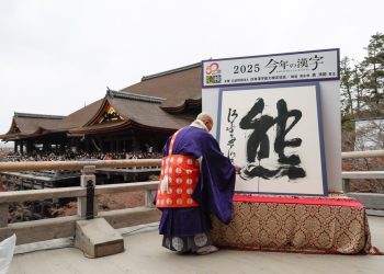 Japoneses escogen ‘oso’ como ideograma del 2025