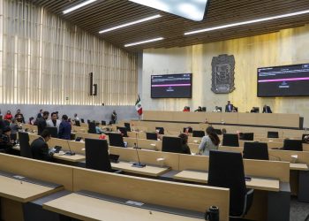 Aplazan hasta 2026 debate sobre concesión de paraderos y reconocimiento de infancias trans