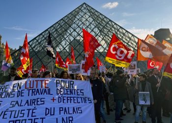 El Louvre reabre tras fin de huelga