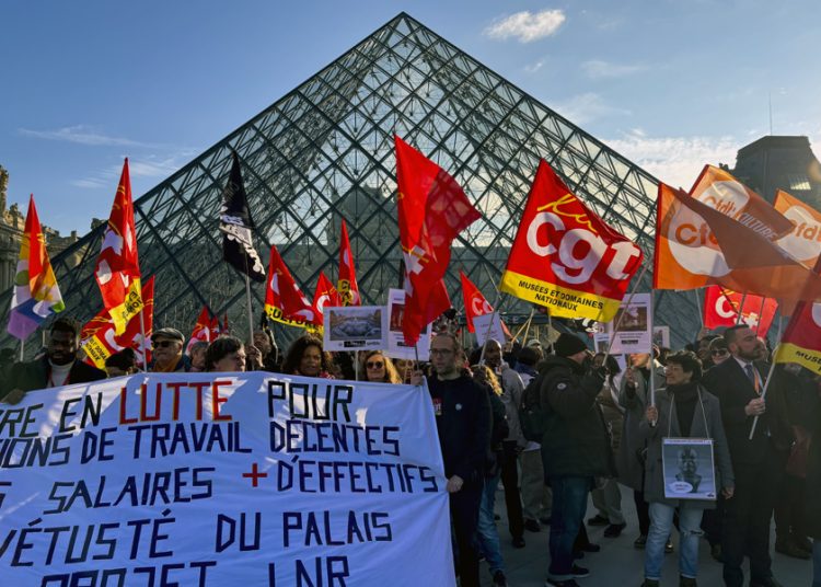 El Louvre reabre tras fin de huelga