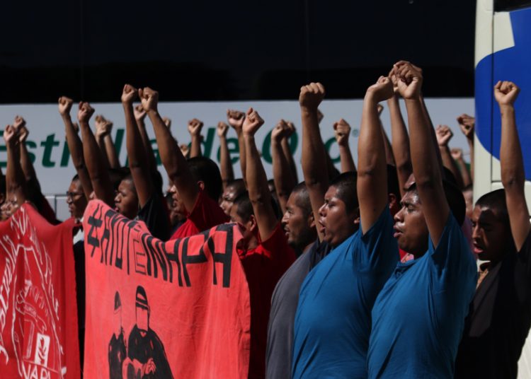 Estudiantes exigen al Gobierno dar respuesta a padres de los 43 de Ayotzinapa