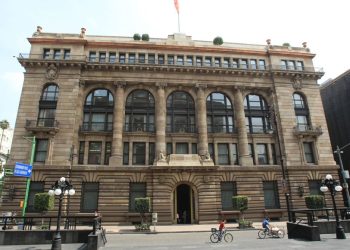 Banxico baja tasa a 7 %