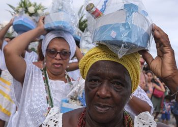 Fieles de Iemanjá renuevan sus deseos con ofrendas 