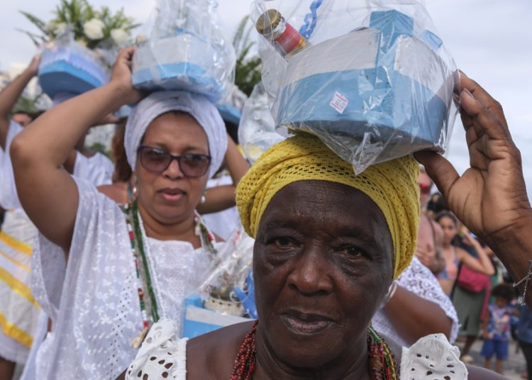 Fieles de Iemanjá renuevan sus deseos con ofrendas