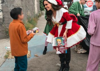Sorprende Graciela Palomares con más de tres mil juguetes a niñas y niños del Distrito 16