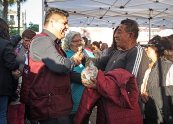 Concluyen Omar Muñoz y Tere Alfaro entrega de chamarras a adultos mayores