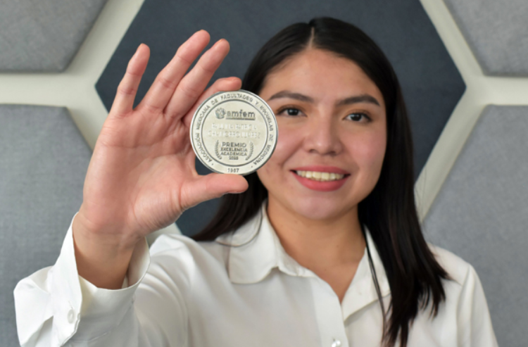 Pasante de Medicina BUAP obtiene Premio a la Excelencia Académica 2025