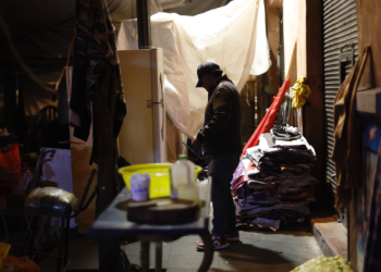 Unos de fiesta y otros sin casa en el corazón de CDMX