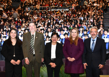 Lilia Cedillo preside graduación de la Licenciatura en Estomatología