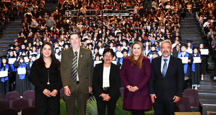 Lilia Cedillo preside graduación de la Licenciatura en Estomatología
