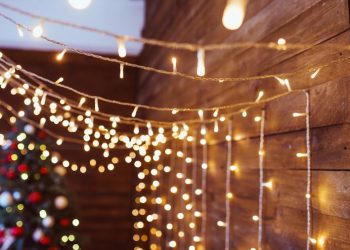 Emiten medidas de seguridad eléctrica para adornos y árboles de Navidad