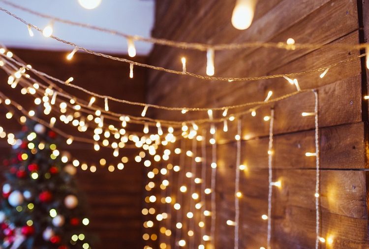 Emiten medidas de seguridad eléctrica para adornos y árboles de Navidad
