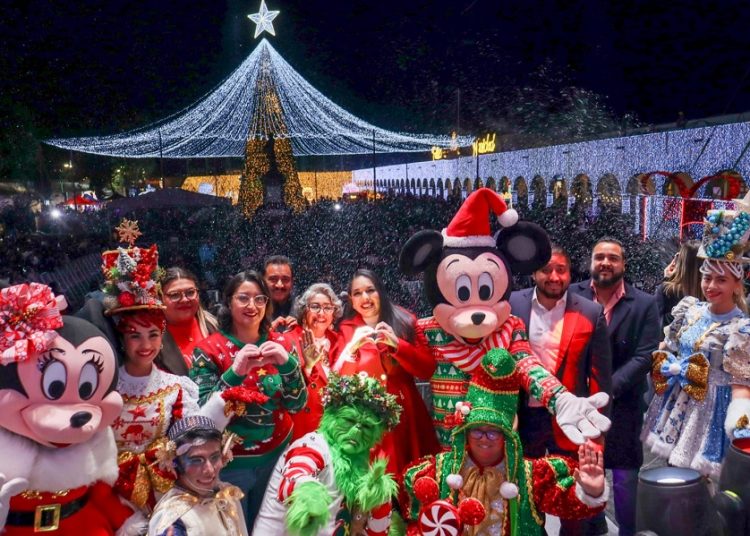 Tonantzin Fernández enciende la Navidad en San Pedro Cholula