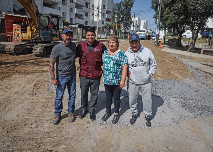 Omar Muñoz supervisa avance de obra de importante acceso al municipio