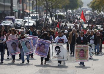 Familias de Ayotzinapa encomiendan su lucha a la Virgen, a 11 años sin justicia