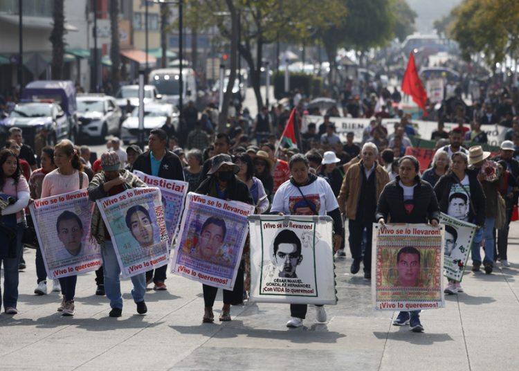 Familias de Ayotzinapa encomiendan su lucha a la Virgen, a 11 años sin justicia